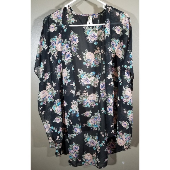 Live 4 Truth Tops - Live 4 Truth floral kimono size medium